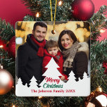 God jul White Träd Family Photo Anpassningsbar Julgransprydnad Keramik<br><div class="desc">Den här chicen har den moderna dubblan för familjefollor vid sidan av julprydnaden ett årligt helgdag som är framtaget av en grund gräns av vit Julgranar silhuett. Anpassa med rött skript och grönt för en vacker,  minimalistisk julklapp med ett andra foto på baksidan.</div>