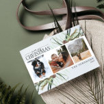God jul Winter Dusty Calligraphy Botanical Helg Vykort<br><div class="desc">Vi presenterar vårt God jul Winter Dusty Calligraphy Photo Helgdag Postcard! Det här vackra kortet innehåller tre av dina favoritfoton, perfekt arrangerat med ett trendig, löst arrangemangt av vinter-fir-koner och botaniskt grej. Den handskrivna kalligrafin tillför en aning charm och elegans. skapar det här perfekten för att skicka till dina kära...</div>