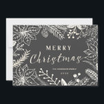 GOD JUL WINTER FOLIAGE CHALKBOARD FOTO JULKORT<br><div class="desc">GOD JUL: Ljus och glad botanisk ram med poinsettia, holly, bär och löv på kritbrädans bakgrund. Anpassa det här platta helgdag-fotokortet till elegant med din familj namn och lägg till din favoritfamilj bilder. Anpassa den om du vill ändra fotolayouten eller bakgrunden till färg. Contemporary, klassiskt, modernt och snyggt sätt att...</div>