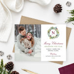 God jul Winter Greenery Monogram Photo Julkort<br><div class="desc">Det här elegant-God jul och Gott nytt år-helgdag-kortet har ett porträtt-foto intill en vacker blommigt vinter-grön krans med anpassningsbar burgundy-monogram som inledning. Snyggtens burgundröd text, grönt och mörk grått-text innehåller texten "Vårt nya hem för Helgdagarna" tillsammans med din ny adress. En koordinerande burgundy/vin-röd vattenfärg stil-bakgrund finns på baksidan av kortet....</div>