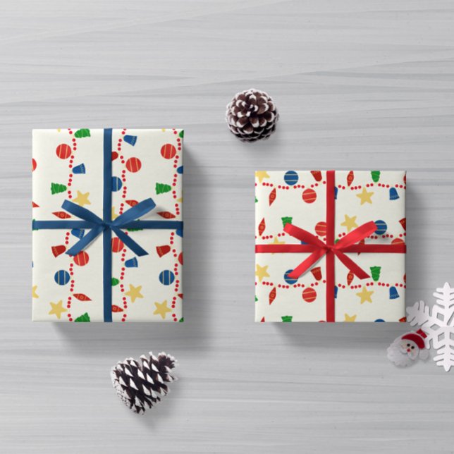 God julprydnad med trädgårdsmark presentpapper (Cute retro Christmas wrapping paper with vintage Christmas ornaments and red beaded garland)