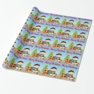 God julsmåbarnpojke som slår in papper presentpapper