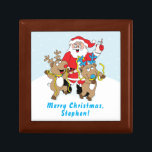 God Jultomten Reindeers Keepsakbox Minnesask<br><div class="desc">Söt behållare för dina skatter. Jultomten och hans renar. Anpassa genom att ta bort ett meddelande och lägga till ett eget. Använda ditt favoritteckensnitt stil, färg och storlekt. Design inslag kan överföras till andra Zazzle-produkter. Justera alltid och kontrollera om perfekten passar när du överför formgivning. God jul! Storlek: Liten 5,...</div>