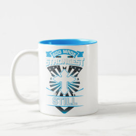 God Made The Strongest And Named Them Still Två-Tonad Mugg