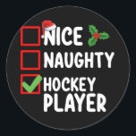 God Naughty Hockey-spelarens jullista Santa List Runt Klistermärke<br><div class="desc">God Naughty Hockey Player-jullista Santa Helgdag</div>