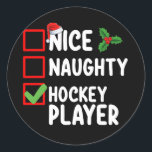 God Naughty Hockey-spelarens jullista Santa List Runt Klistermärke<br><div class="desc">God Naughty Hockey Player-jullista Santa Helgdag</div>