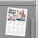 God och Bright 3-familjens fotopilkalender<br><div class="desc">Hämta magin i din familjejul med den här moderna och snyggt fotosamlingskalendern. Den här kalendern har en djärv, grafisk design med en glad "Merry and Bright"-känsla och är en perfekt för att visa familjens kärlek och njuta av den här julhelgen. Anpassa den med dina favoritfoton, namn och ett meddelande för...</div>