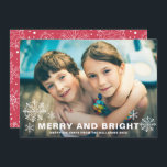 God och Bright Snöflingor Julfoto Julkort<br><div class="desc">Modern och visuell helgdag-fotokort med enkel typografi och snöflingor-accent. personalisera genom att lägga till namn och foto.</div>