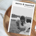 God och gift modern, minimalistisk fotojul julkort<br><div class="desc">Uppfriskande Kärlek och firande firare: "Merry & Married" Julkort firar glädjen över att vara "Merry & Married" med vårt särskilt utformade julkort, designat för par att stämpla sin första jul tillsammans som ett gift par. Kortet visar en modern, minimalistisk design i svartvitt, med ett omhuldat foto av de nya lykarna....</div>