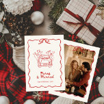 God och giftig, handritad, röd fotopatjul julkort<br><div class="desc">Fira din första julhelg som gift par med detta vackra vintage-inspirerade "Merry & Married"-julkort, designat för att fånga både julens och de nya blåsornas magi. Handillustrerad med information om eleganten har det här framskjutna röda kortet ett glatt Julgran inramat i ett vågigt, klassiskt gräns, försett med en delikat båge som...</div>