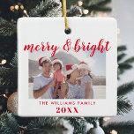 God och lätt fotojul julgransprydnad keramik<br><div class="desc">Modern Minimalist Family Photo Merry och Bright jul Ornament,  Features elegant calligraphy script font Merry & Bright. Anpassa din familj namn och år.</div>