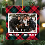 God och ljus julfoto julgransprydnad keramik<br><div class="desc">En helgdag av trendigets snyggt-fotodekoration med lovorden "Merry and Bright ". Du kan anpassa detta ytterligare genom att klicka på knappen "PERSONALIZE". En enkel,  minimalistisk och contemporary juldesign som utmärker den här julhelgen! Platshållarbilden som tillhandahålls av Unsplash och som INTE är till salu ersätter den med dina egna foton.</div>