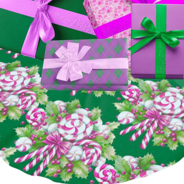 God Rosa Vita Grönten Candy cane jul Julgransmatta Borstad Polyester (Sweet Christmas candy canes on a dark green background make a beautiful tree shirt!)