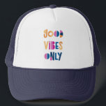God Vibes endast Motiverande färgstark modern Keps<br><div class="desc">Bra Vibes Endast färglös truckerkeps. Perfekt för dig eller som gåva! Färgfull typografi med vit bakgrund.</div>