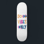 God Vibes endast Motiverande färgstark modern Mini Skateboard Bräda 18,5 Cm<br><div class="desc">Bra Vibes Endast färglöst skateboard-däck. Perfektens gåva! Färgfull typografi med vit bakgrund.</div>