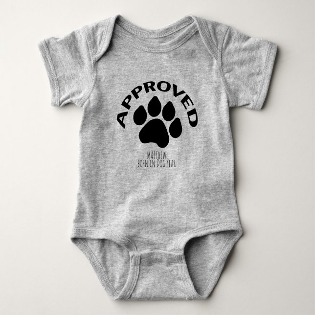 Godkänd Baby född i Hund År 2018, Namn-kostym Tee Shirt (Framsida)