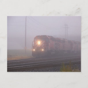 Godståg körs i morgondimma vykort