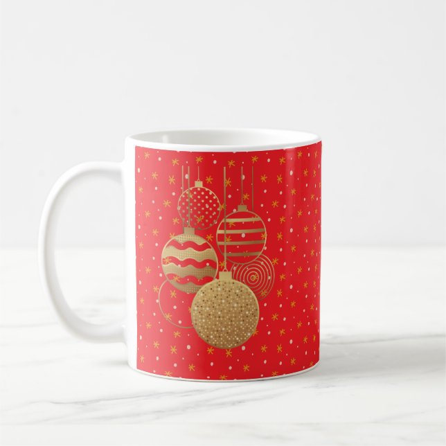 Gold baubles and stars on a red background kaffemugg (Vänster)