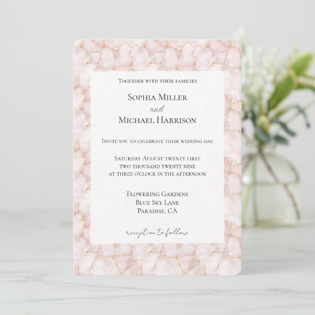 Gold Blush Pink Rose Petals Floral Wedding Inbjudningar (Stående Fram)
