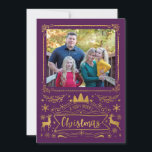 Gold Foil Collage på Lila Photo jul Julkort<br><div class="desc">En kollage av festiva former och text som lyder "A Väldigt God jul" i faux guld-folie på lila med plommon. Öppningar för ett foto finns på både framsidan och baksidan. Lägg till din familj namn och året för att anpassa det här visuella helgdag.</div>