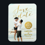 Gold Foil Glamor | Foto Spara datum magneter<br><div class="desc">(Tryckt fotoeffekt) Gold Foil Glamor Handskriftlig | Foto Spara datum magneter. Elke Clarke© finns på www.zazzle.com/monogramgallery. Modern minimalistisk fotoövertäckningsdesign med orden "Spara datumet" i handskriftsskriptet guld. En guld-punkt för bröllop-datumet och guld för bron och groom-namn och bröllop-meddelandeinformationstexten som er bröllop webbplats. Guldfolie är en utskriven fotoeffekt. Annan färg tillgänglig i...</div>