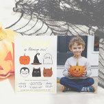 Gold Foil Halloween Friends Modern Birthday Photo<br><div class="desc">Lägg till lite blint till dessa födelsedagsinbjudningar med riktig folie! Den här moderna designen har födelsedagspojkens namn i stort, guld foil Capital brev i ett av mina favoritdekorativa typsnitt, under. Hans ålder visas i söt manustypografi. Under, i mitten på kortet, finns det 6 Halloween-vänner: en pumpa, en vampyr, en häxhatt,...</div>