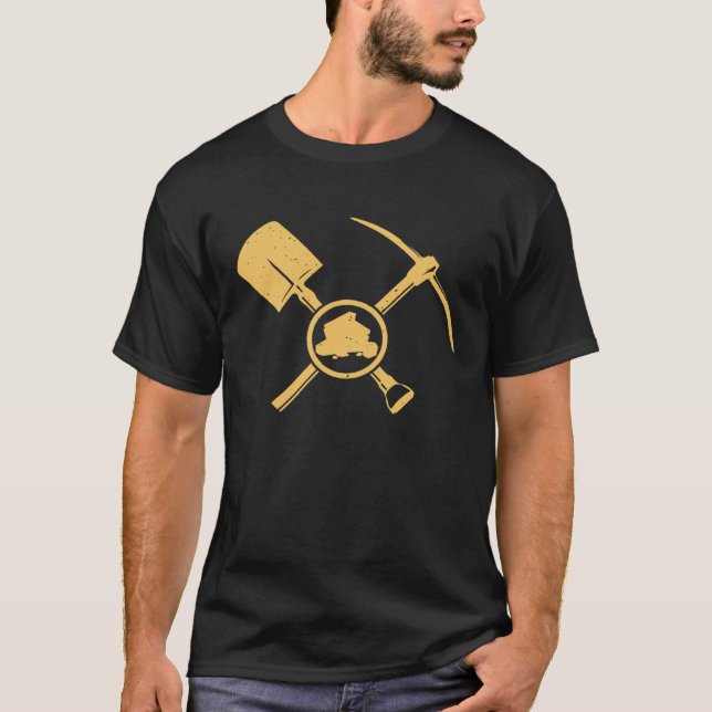 Gold Panning Shovel And Pickaxe T Shirt (Framsida)