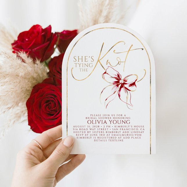 Gold Red Bow She's Tying The Knot Bridal Shower Inbjudningar (Elegant Script Romantic Red Bow Bridal Shower Invitations)