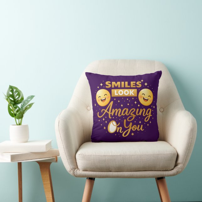 Gold “Smiles Look Amazing On You” Throw Pillow Kudde (Stol)