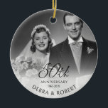 Golden 50-årsjubileum Foto Ornament med QR-kod<br><div class="desc">Fira 50 år av kärlek med detta vackra fotoprydnadsämne som innehåller en skannerbar QR-kod till uppskattade minnen. Ett tidlöst sätt att hedra parets gyllene årsdag och skapa en gåva som är både personlig och unik. Lägg till ett favoritfoto på framsidan och länka en video eller ett galleri med bilder som...</div>