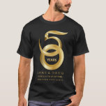 Golden 50:e Bröllop-årsdagen Personlig Party T Shirt<br><div class="desc">OBS! Dessa är tryckt bilder av övertoningsmetaller i guld... att det i själva verket inte finns någon folie som är präglad av tryck på väv (att få folieprägling på väv skulle kosta minst 3 gånger så mycket). Anpassa denna sofistikerade, enkla contemporary, femtioårsdag för en vän/släktingar på guld för femtioårsdagen av...</div>