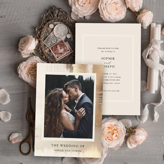 Golden Abstrakt | Elegant Photo Bröllop Inbjudningar (A glamorous photo wedding invitation with an abstract gold background and a neutral tone on the back)