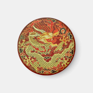 Golden asian draken broderad på mörk röd magnet