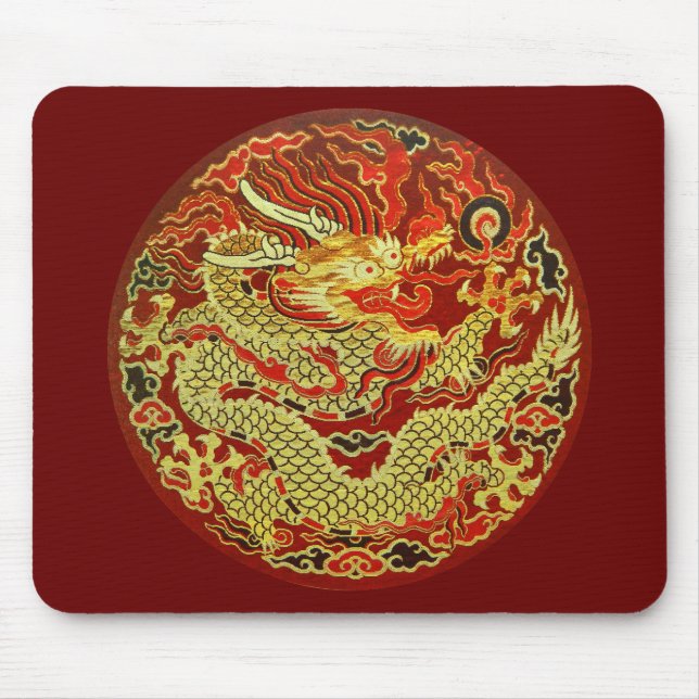 Golden asian draken broderad på mörk röd musmatta (Framsidan)