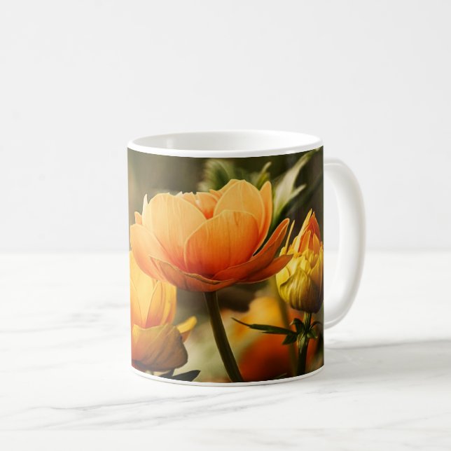 Golden Bloom: Butterfly och Blommigt Harmony Kaffemugg (Framsida höger)