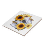 GOLDEN BLOOM SKULL KAKELPLATTA<br><div class="desc">Golden Bloom Skull är en slående blandning av edgy och elegant. Den här designen har ett detaljerat skalle med sjudande solblommor som symboliserar den starka kontrasten mellan liv och död, skönhet och förfall. Perfekt för dem som tar till sig det djärva, konstnärliga och det okonventionella. Oavsett om du är dragen...</div>