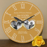 Golden bröllop-årsdagen för det senaste fotot stor klocka<br><div class="desc">Anpassad guldårsdag i bröllop anpassas efter dina par-foton då och nu,  året giftermål och namn eller förhållandet till dig. Exemplet lyder Jasmina och Tommy Robinson 50:e Golden Bröllop-årsdagen och ert giftermål och nuvarande datum. Andra matchande artiklar är tillgängliga. Dubbla guldden metall hjärteffektkonst och design av Sarah Trett för www.mylittleeden.com</div>