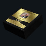 Golden Bröllop-årsdagen för fotoutgåva Minnesask<br><div class="desc">En Digitalbcon Bilder Design med ett tema med svart platinstryck och Guld Glitter-blomma Ram med en rad olika bilder, former, mönster, stilar och typsnitt i denna foto-Gift-ruta av typen"Golden Bröllop-årsdagen". Den här eleganten och den här attraktiva designen levereras med anpassadet Fotobild och textmarkeringar på framsidan och skapar säkert många års...</div>