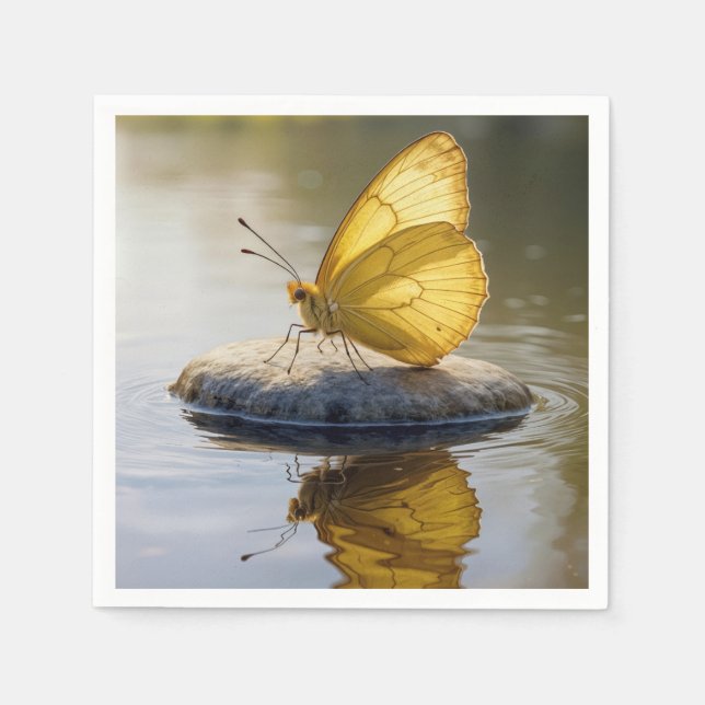 Golden Butterfly On a Rock in Water Pappersservett (Framsidan)