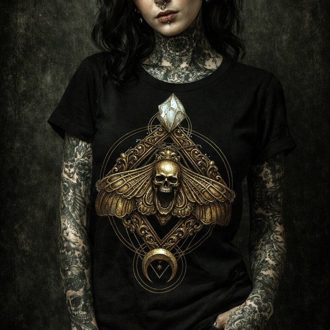 Golden Death Head Moth Skull | Mystical Insect Poster (Diseño gótico de polilla con cráneo central, ornamentos geométricos, cristal superior)