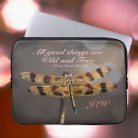 Golden Dragonfly Vild och Free Quote Laptop sleeve<br><div class="desc">Laptop sleeve citerar Henry David Thoreau "All bra sak är fri och vild". Dess jordnära färg av guld, brunt, taupe och rosa kommer att bli en naturlig påminnelse om att leva livet till fullo och uppskatta varje ögonblick som denna gyllene Dragonfly med sitt begynnande vingar som sprider sig över hela...</div>