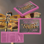Golden Dragonfly Vild och Free Thoreau Rosa<br><div class="desc">Detta är naturligtvis vackert citat Henry David Thoreau "All bra sak är fri och fri". Dess jordnära färg av guld, brunt, taupe och rosa kommer att bli en naturlig påminnelse om att leva livet till fullo och uppskatta varje ögonblick som denna gyllene Dragonfly med sitt begynnande vingar som sprider sig...</div>