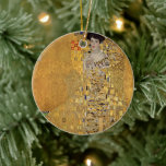 Golden Elegance: Gustav Klimts mästerverk Julgransprydnad Keramik<br><div class="desc">Lägg träd på helgdag med Gustav Klimts tidlösa elegans Porträtt i Adele Bloch-Bauer. Den här keramiska prydnadsföremål visar rikens gyllene nyanser och krångliga detaljer i vass fokus, och blandar klassiskt konst med modern charm. En must-have för älskare av lyx och konstnärlig dekoration, det är perfekt för att lyfta fram ditt...</div>