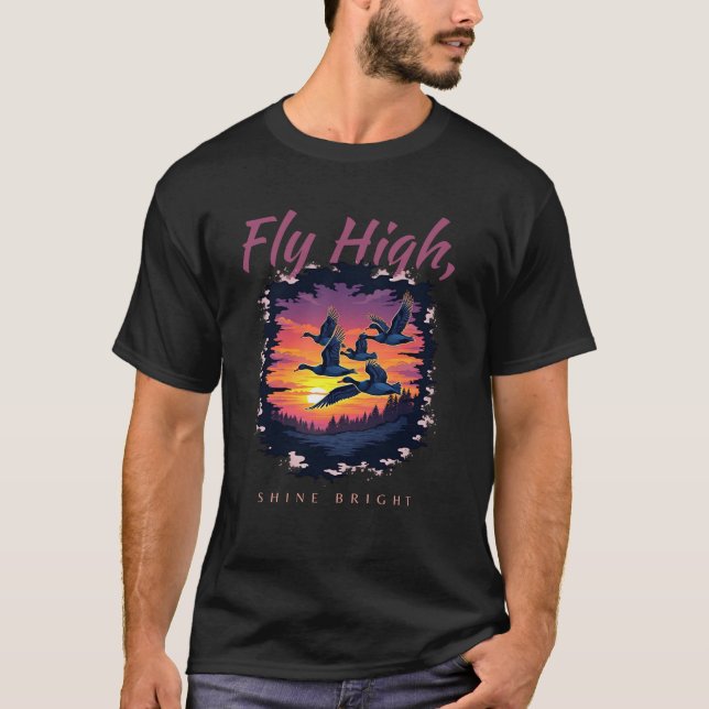 Golden Flight: Anka som flyger vid Sunset Outfit C T Shirt (Framsida)