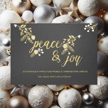 Golden Grenar och Cones Peace and Joy Chalkboard Julkort<br><div class="desc">Ett vackert kretskort med guld och vitt grenar, löv, gräs och bär med text som läser Peace and Joy och områden som du kan anpassa med ett meddelande och ditt företag eller företag namn. Baksidan av de här helgdagskorten har en svart krita med samma bakgrund som guld och vitt lager...</div>