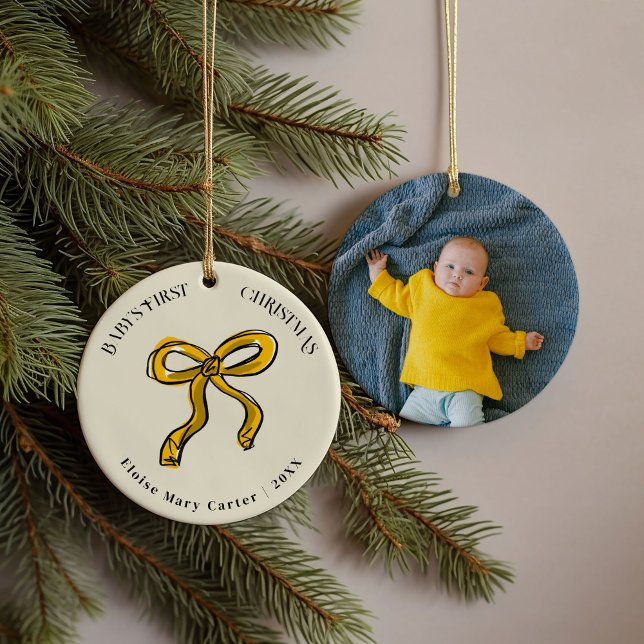 Golden Gult Bow Baby Första julfoto Julgransprydnad Keramik (Hand-drawn golden yellow ribbon Baby's First Christmas photo ornament.)