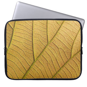 Golden gult löv mönster på morgonen. laptop fodral