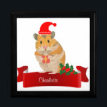 Golden Hamster personlig Minnesask<br><div class="desc">Den här vackra julklappen i personlig har en söt fluffy Golden Hamster som håller en present och bär en julhatt mot en vit bakgrund med Holly. Namn kan ändras. Perfekt för Hamsterentusiaster i alla åldrar.</div>