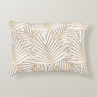 Golden handflatan lämnar sömlöst mönster på vit ry prydnadskudde