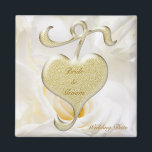 Golden Heart Wedding Favor Magnet<br><div class="desc">Det heliga guldhjärtat på vit ros-bakgrunden dekorerar detta trevliga bröllop. Du kan anpassa det genom att lägga till namn och datum. com.</div>